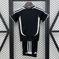 Camiseta y Pantalones Cortos Niños Real Madrid Away Retro 06/07